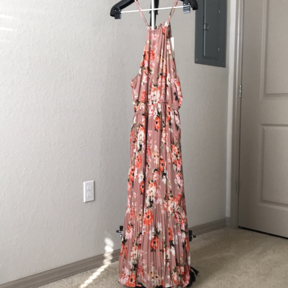 Women’s midi pleated dress.